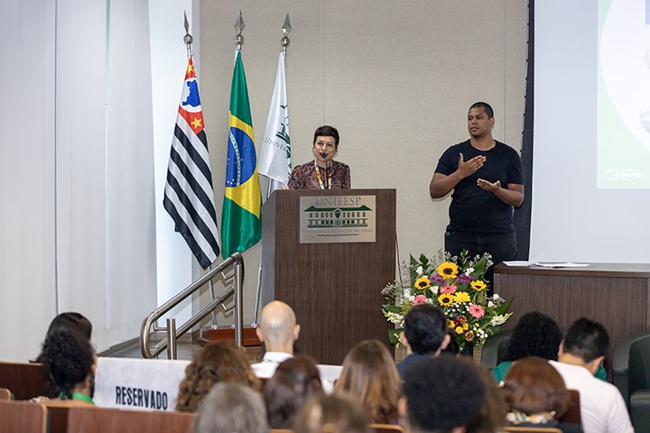 A reitora Raiane Assumpção na abertura geral do X Congresso Acadêmico em SP. Foto Alex Reipert Divulgação